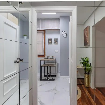 Lovely And Calm - Good Location In The Center Of