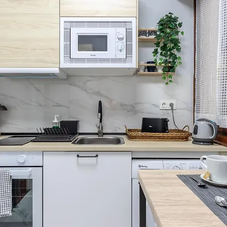 Lovely And Calm - Good Location In The Center Of Apartment